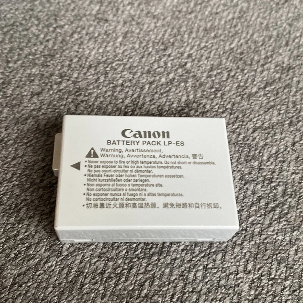 Excellent Used Condition - Canon EOS Rebel T2i Bundle